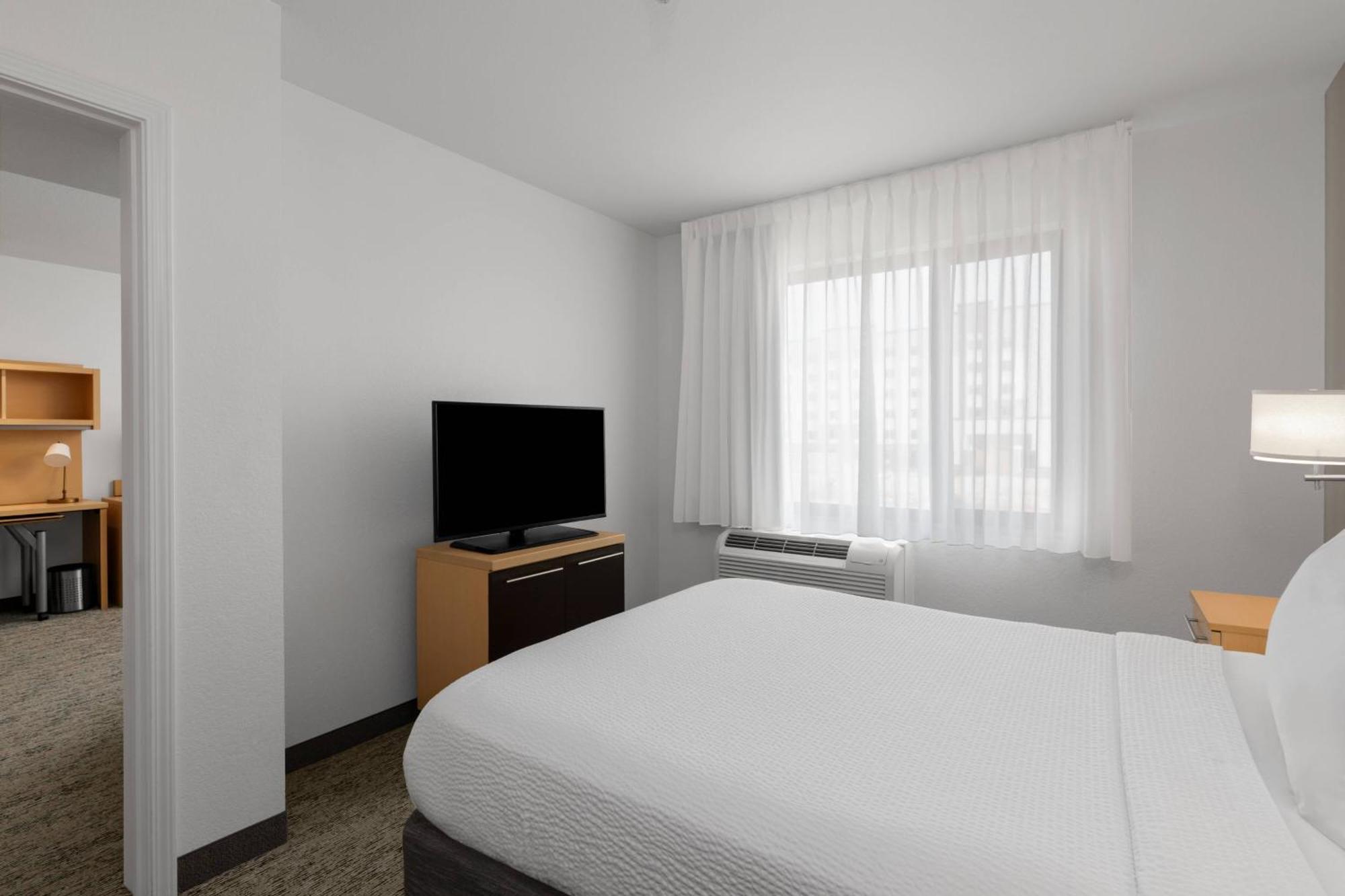 1 Bedroom Suite, 1 Queen, Sofa bed